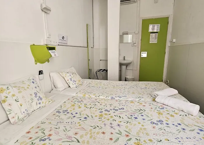 Central And Basic Universitat For Young Hostel Barcelona